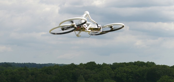 Testflug des Hoverbike Prototypen im Modell mit Piloten-Dummy