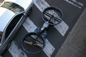 Prototyp des ersten Hoverbikes im Vergleich zu einem Auto