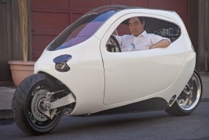 Der Lit Motors C1 mit dem Unternehmensgründer Daniel Kim