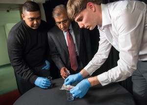 Prof. Bharat Bhushan, Philip Brown und Dave Maharaj bei der Vorführung des Materials