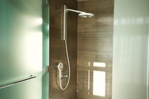 Nebia-Dusche im Badezimmer eingebaut