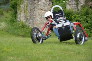 Das Swincar neigt sich in die Kurve (Bild: Swincar)