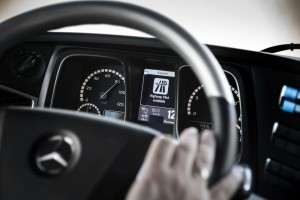 Shaping Future Transportation: Premierenfahrt des ersten teilautonomen Serien-Lkw auf öffentlichen Straßen im Mercedes-Benz Actros mit Highway Pilot.