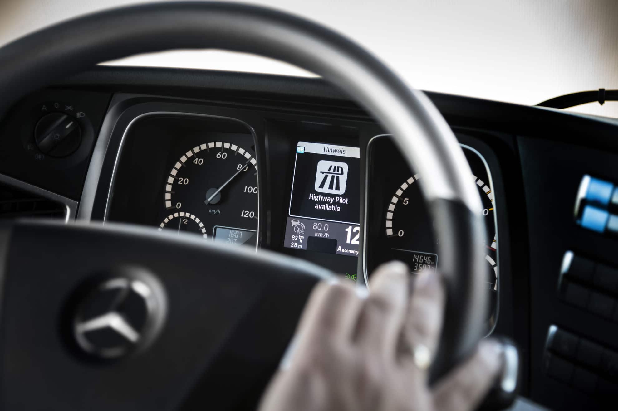 Daimler bringt vernetztes Lenkrad in Serie