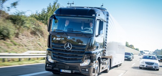 Shaping Future Transportation: Premierenfahrt des ersten teilautonomen Serien-Lkw auf öffentlichen Straßen im Mercedes-Benz Actros mit Highway Pilot.