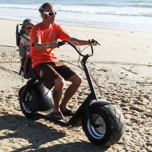 eGroov beim Ausflug mit der Familie am Strand
