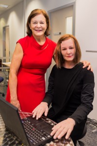 Prof. Nadia Thalmann mit Nadine, dem Social-Robot (Foto: NTU Singapore)