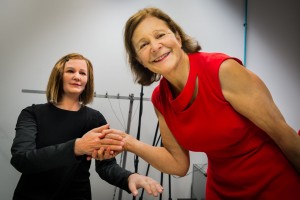 Prof. Nadia Thalmann schütteltet dem sozialen Roboter Nadine die Hand (Foto: NTU Singapore)