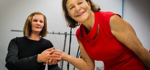 Prof. Nadia Thalmann schütteltet dem sozialen Roboter Nadine die Hand (Foto: NTU Singapore)