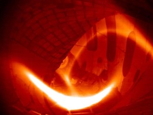 Das erste Wasserstoff-Plasma im Wendelstein 7-X Fusionsreaktor. Es dauerte eine Viertel Sekunde und erreichte – bei moderater Plasmadichte – eine Temperatur von rund 80 Millionen Grad Celsius. (Foto: IPP)