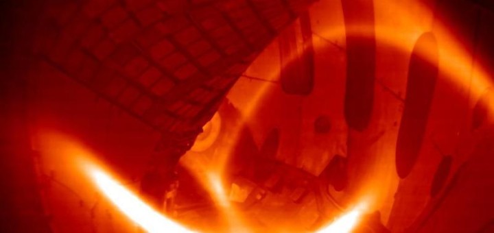 Das erste Wasserstoff-Plasma im Wendelstein 7-X Fusionsreaktor. Es dauerte eine Viertel Sekunde und erreichte – bei moderater Plasmadichte – eine Temperatur von rund 80 Millionen Grad Celsius. (Foto: IPP)