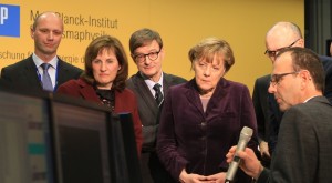 Ein Knopfdruck von Bundeskanzlerin Dr. Angela Merkel startete das erste Wasserstoff-Plasma in Wendelstein 7-X Fusionsreaktor. Am Monitor beobachten das Ergebnis (v.l.n.r.): Prof. Thomas Klinger/IPP, Prof. Sibylle Günter/IPP, Prof. Otmar Wiestler, Präsident der Helmholtz-Gemeinschaft, Bundeskanzlerin Angela Merkel, Ministerpräsident Sellering sowie Dr. Christoph Biedermann/IPP. (Foto: IPP, Norbert Fellechner)