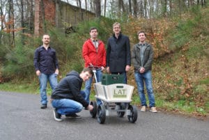 Mai-Tour-Test: Die Studenten Sergej Fabich (l.) und Matthias Hoffmann (kniend) testen mit Matthias Nienhaus (2.v.r.) und seinen Mitarbeitern Nico Haser (M.) und Robert Schwartz (r.) den Prototypen. (Foto: Saar-Uni)