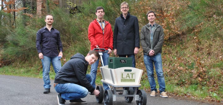 Mai-Tour-Test: Die Studenten Sergej Fabich (l.) und Matthias Hoffmann (kniend) testen mit Matthias Nienhaus (2.v.r.) und seinen Mitarbeitern Nico Haser (M.) und Robert Schwartz (r.) den Prototypen. (Foto: Saar-Uni)