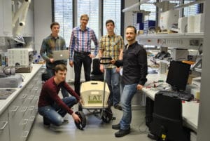 Die Studenten Sergej Fabich (rechts) und Matthias Hoffmann (kniend), Prof. Matthias Nienhaus (Mitte) und seine wissenschaftlichen Mitarbeiter Nico Haser und Robert Schwartz (links). (Foto: Saar-Uni)